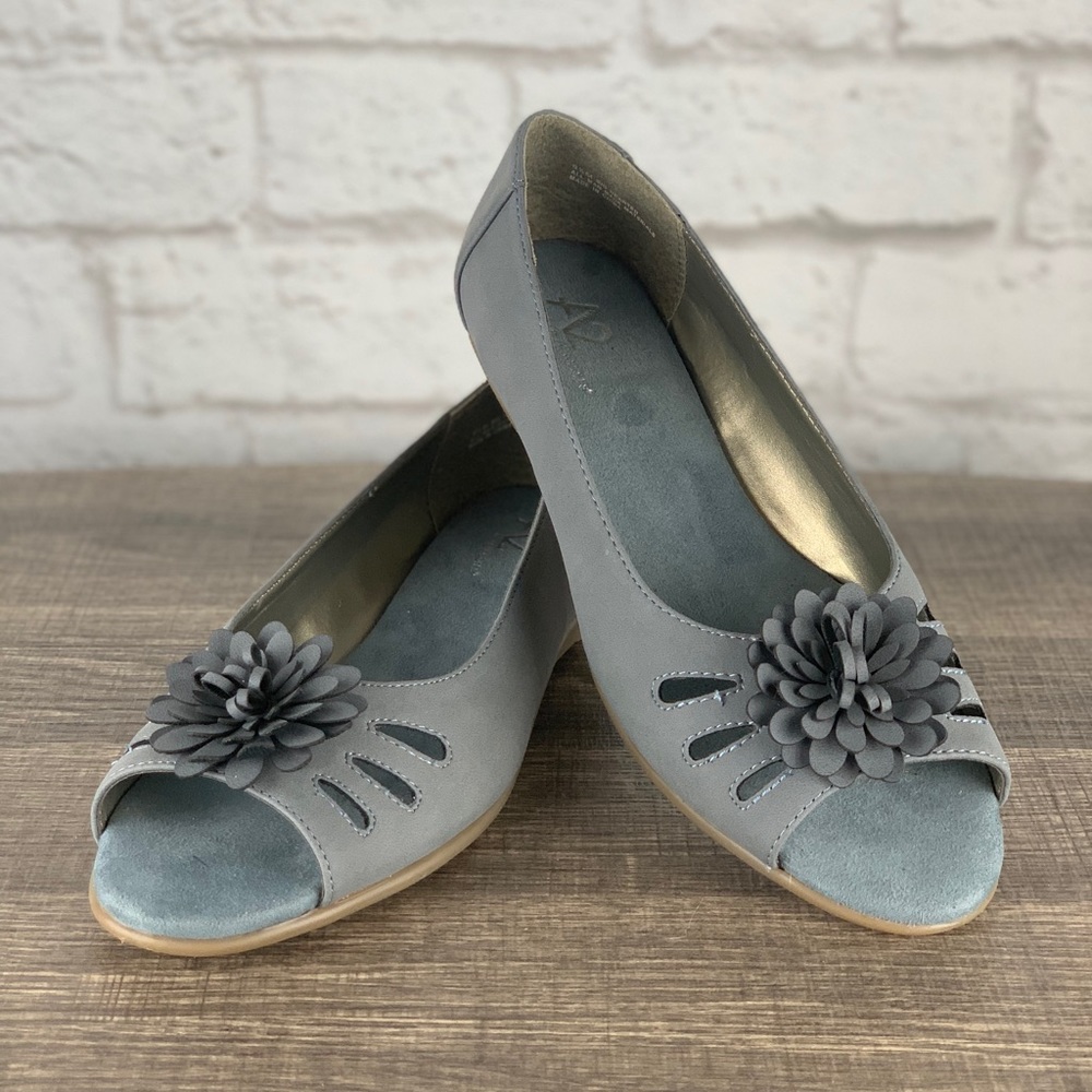 A2 by Aerosoles Peep Toe With Flower